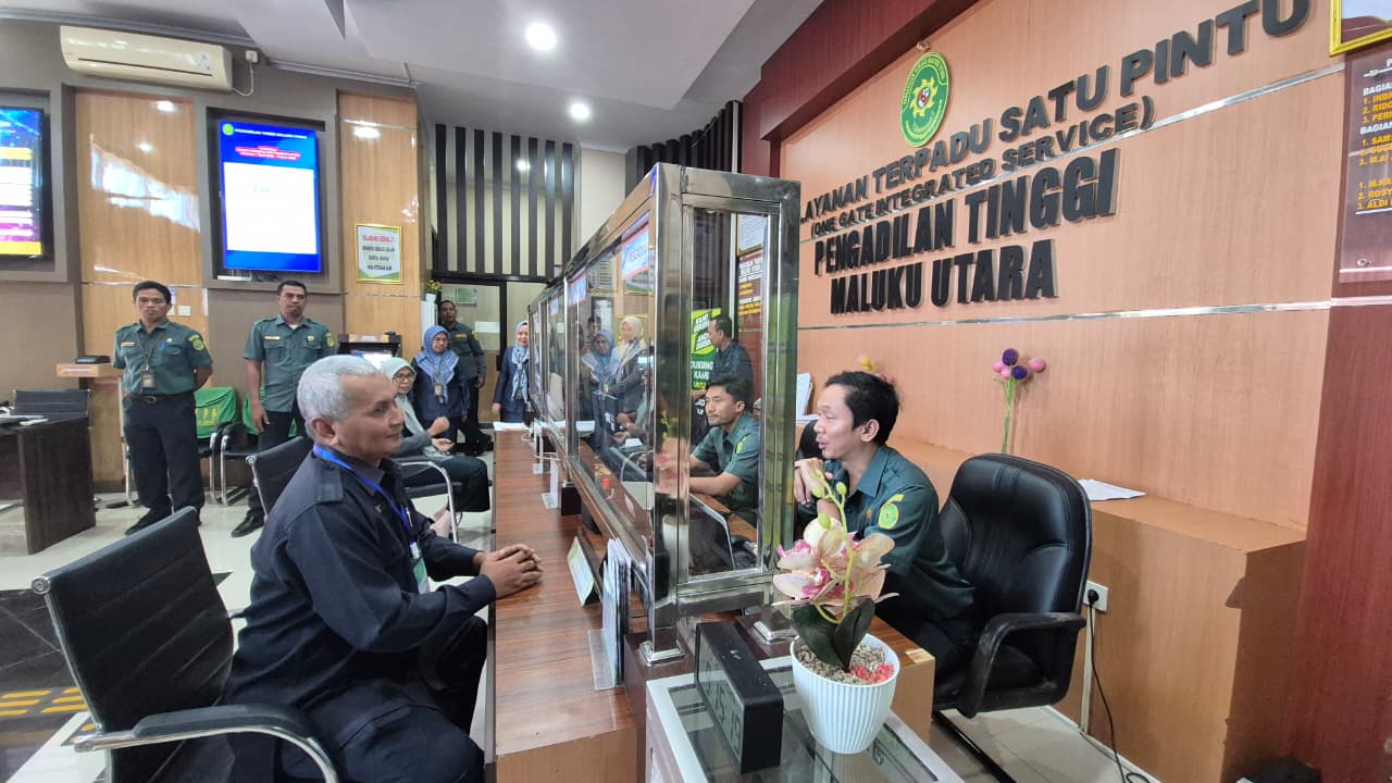 Tingkatkan Kualitas Garda Terdepan, Hakim Tinggi PT Maluku Utara Pimpin Pembinaan dan Simulasi Petugas PTSP