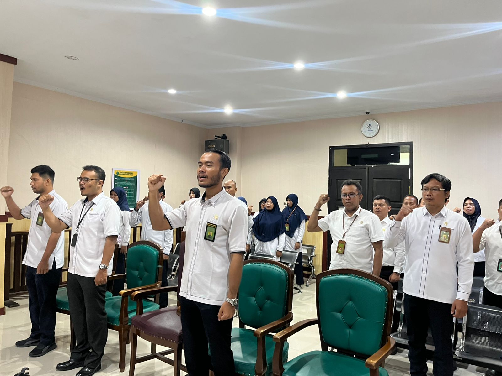 widht: 100%; height: auto