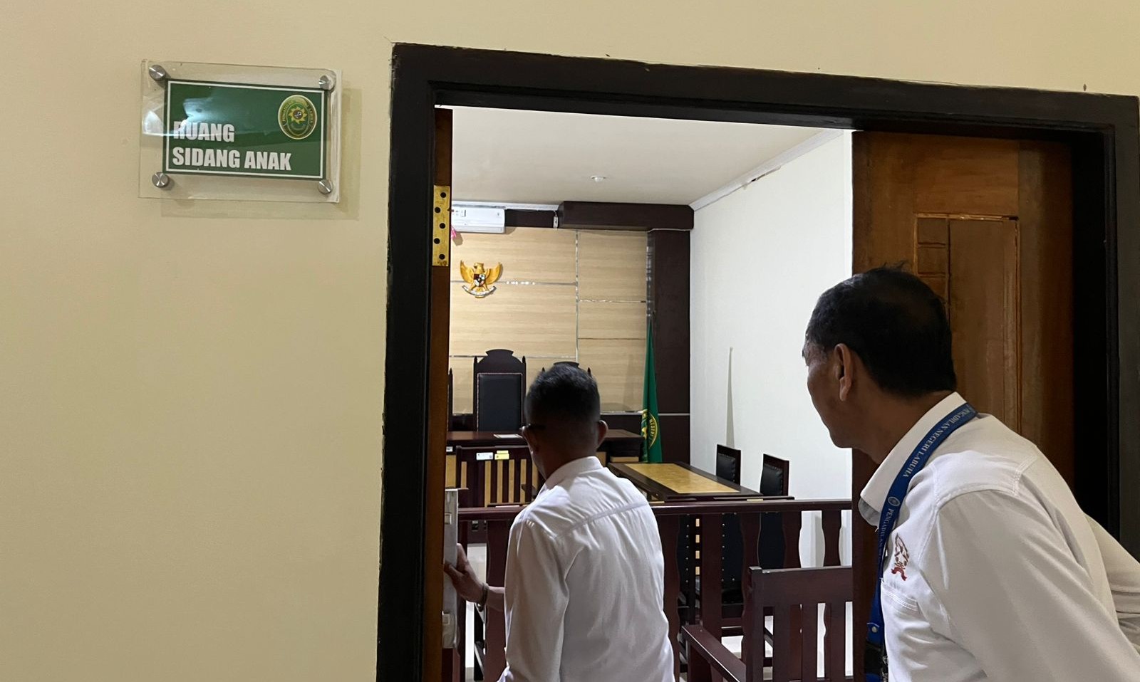 widht: 100%; height: auto