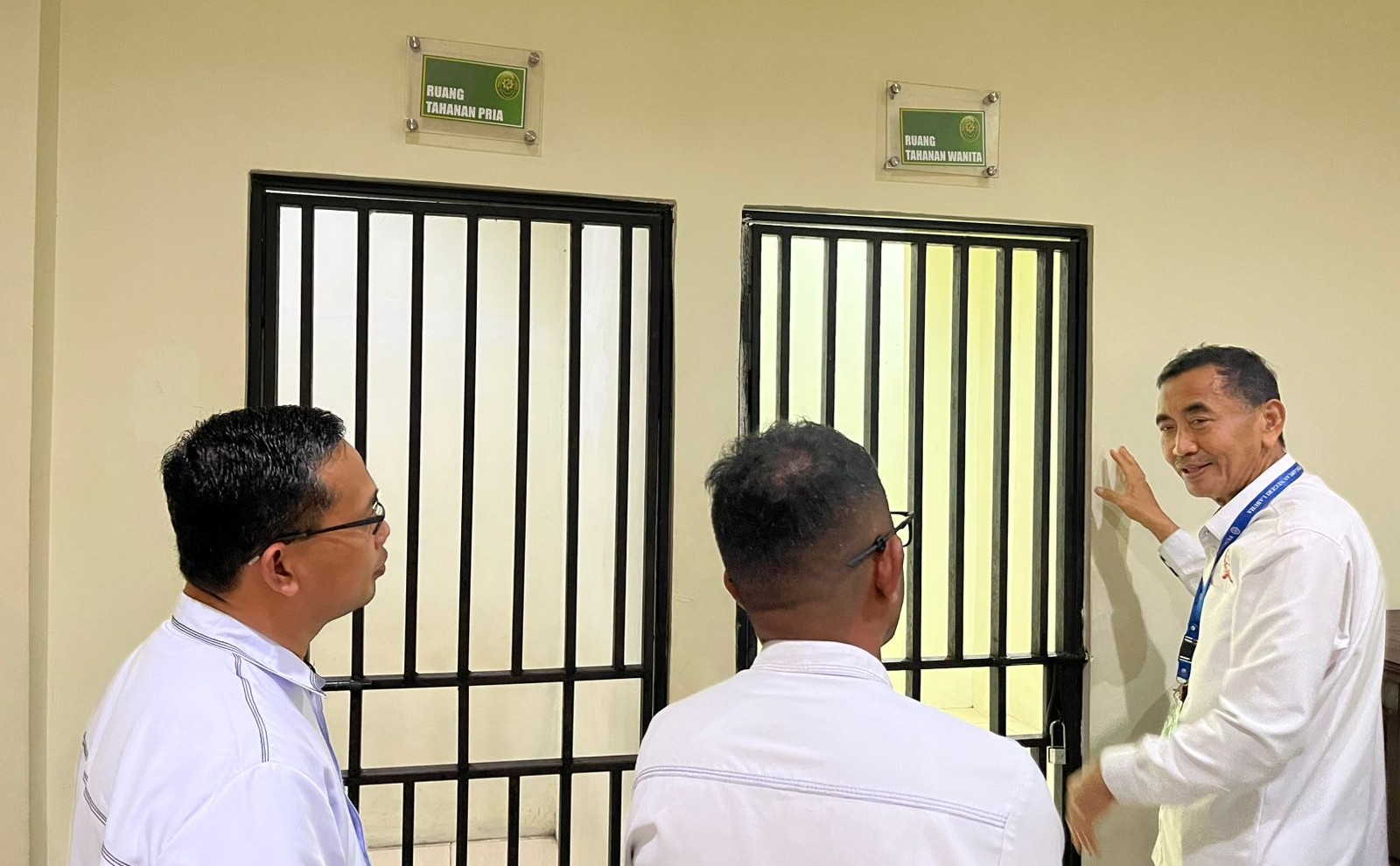 width: 100%; height: auto;