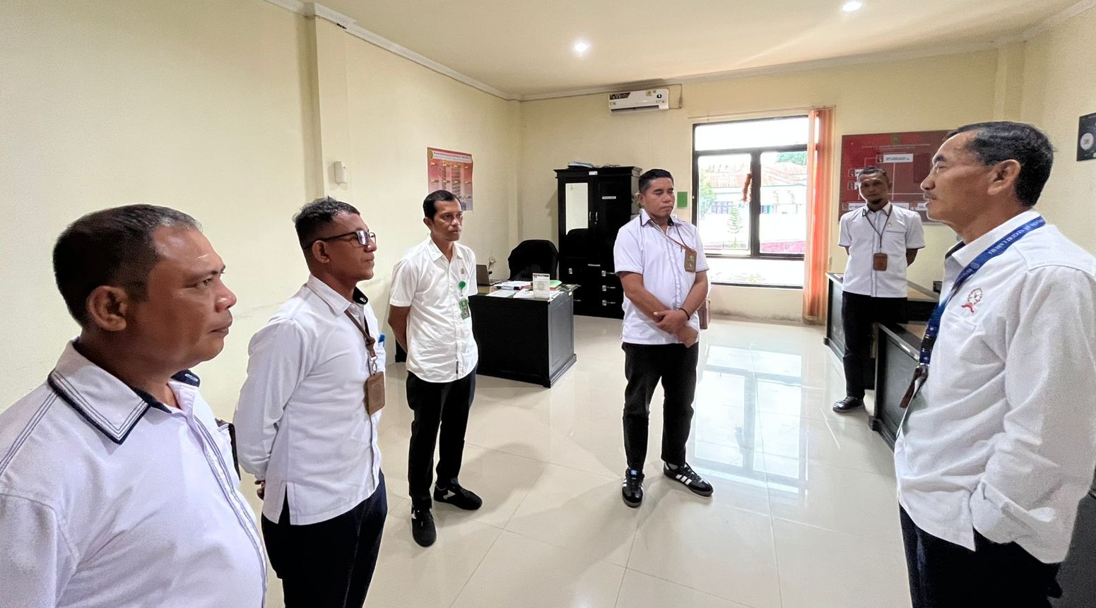 width: 100%; height: auto;