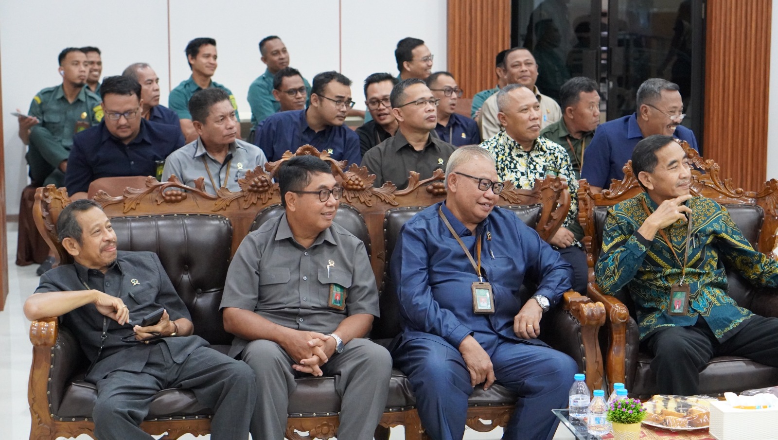 widht: 100%; height: auto;